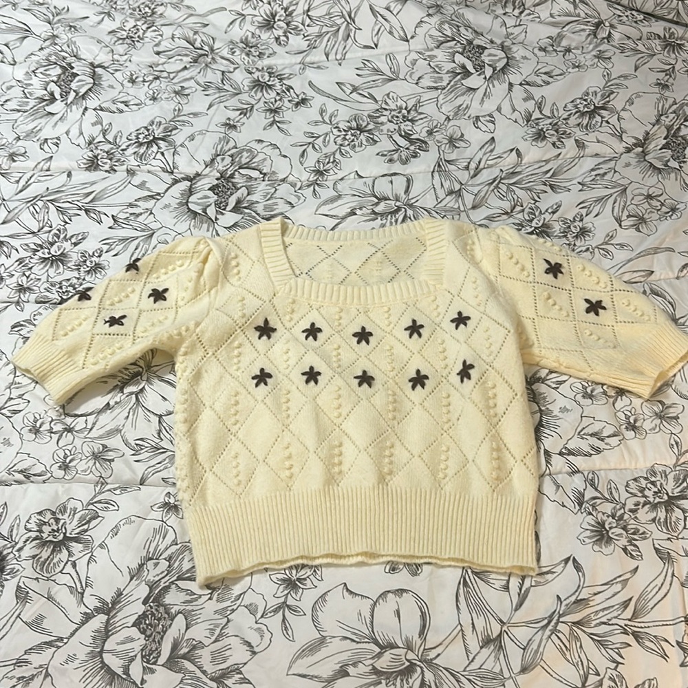 Square neck short sleeved sweater sz M